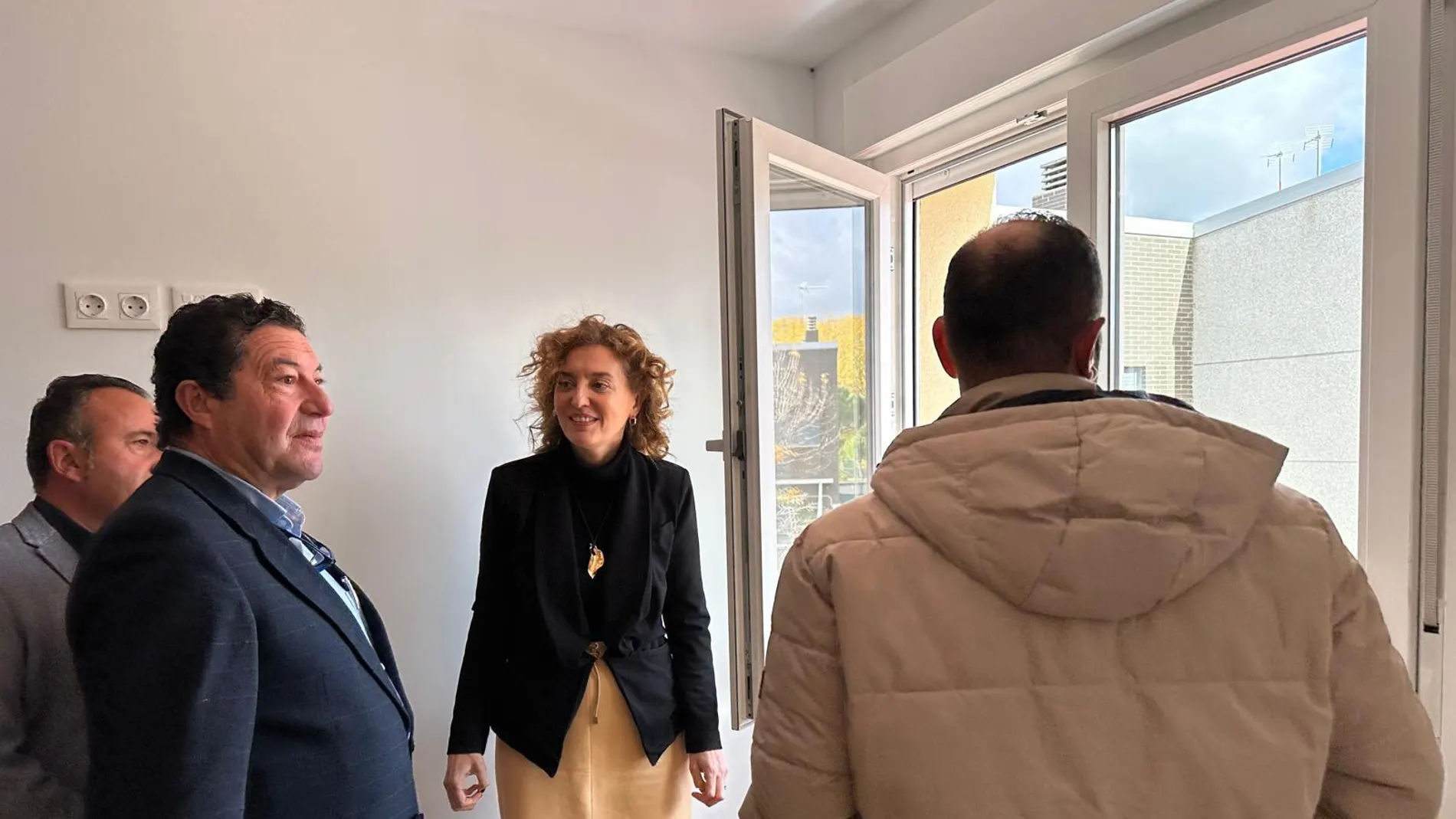 La directora general de Vivienda, Arquitectura, Ordenación del Territorio y Urbanismo, María Pardo, entrega una de las viviendas en Viana de Cega
