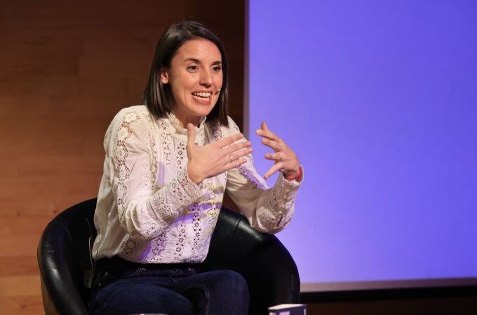 Irene Montero con blusa romántica.