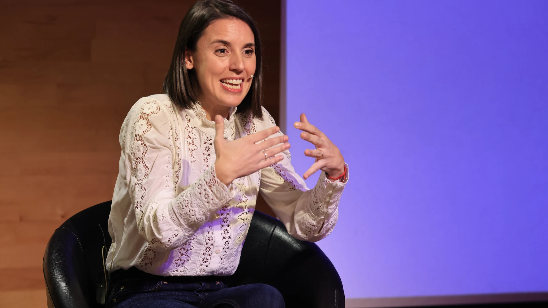 Irene Montero con blusa romántica.