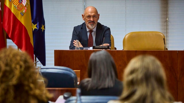 El rector de la Universidad Complutense, Joaquín Goyache, comparece en la primera sesión de la comisión de inv