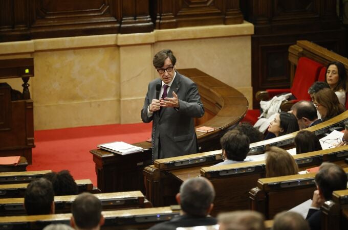 El presidente de la Generalitat, Salvador Illa, en el pleno del Parlament, a 13 de noviembre de 2024