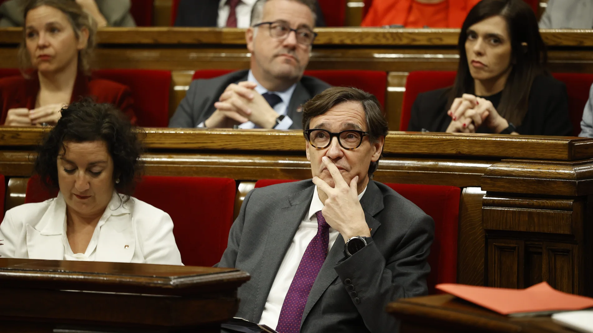 El president de la Generalitat, Salvador Illa, durante una sesión de control al presidente de la Generalitat de Cataluña, en el Parlament de Cataluña, a 13 de noviembre de 2024, en Barcelona, Cataluña (España). En el pleno de hoy se abordan el temporal que golpea el territorio sur de Cataluña y la aprobación de los presupuestos de 2025. 13 NOVIEMBRE 2024 Kike Rincón / Europa Press 13/11/2024