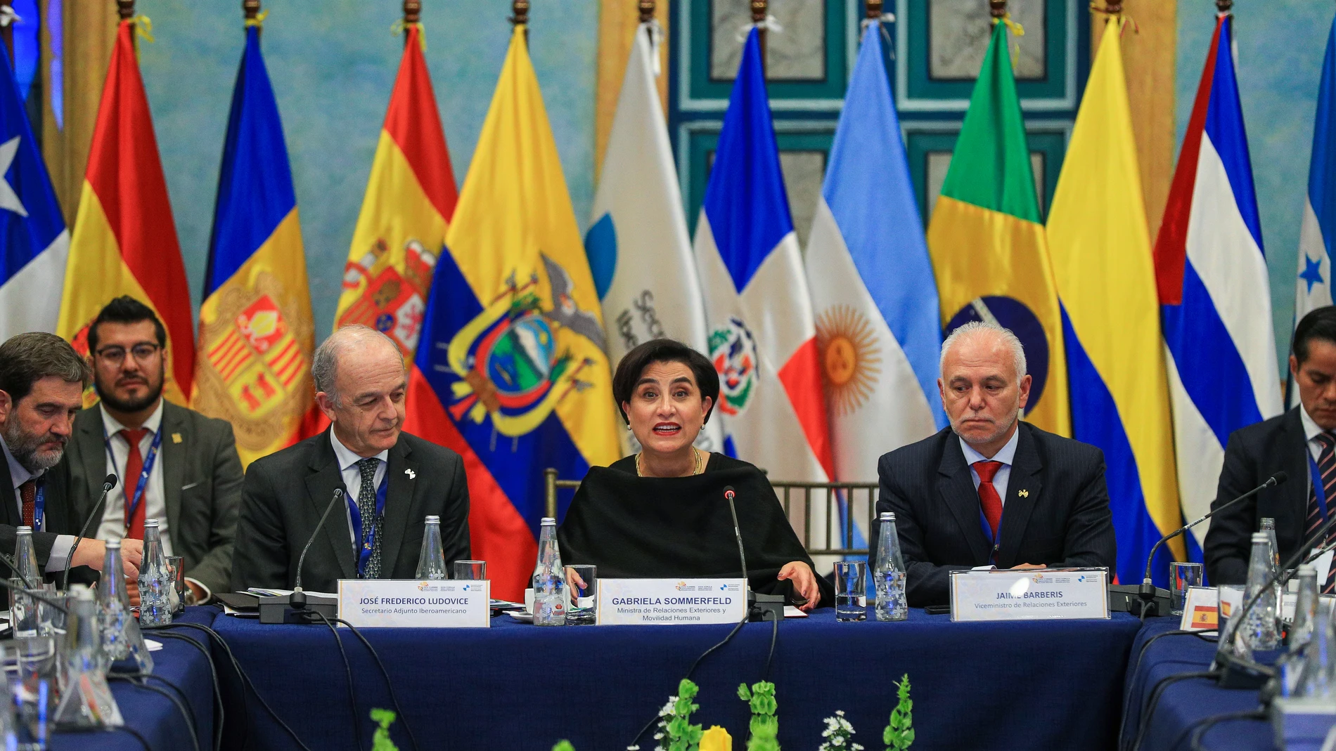 AME6631. CUENCA (ECUADOR), 12/11/2024.- La canciller de Ecuador, Gabriela Sommerfeld (c) participa en reuniones previas a la XXIX Cumbre Iberoamericana de Jefes de Estado y de Gobierno este martes, en Cuenca (Ecuador). EFE/José Jácome