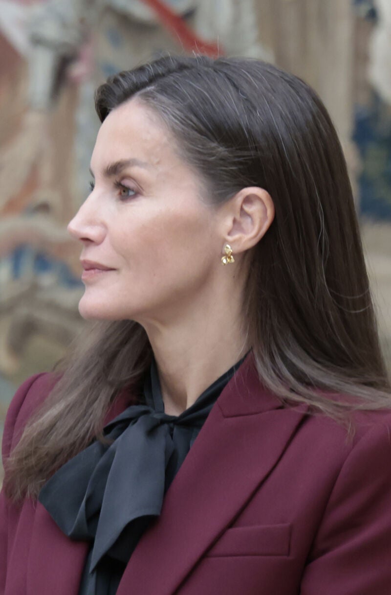 La Reina Letizia de nuevo con pendientes valencianos.