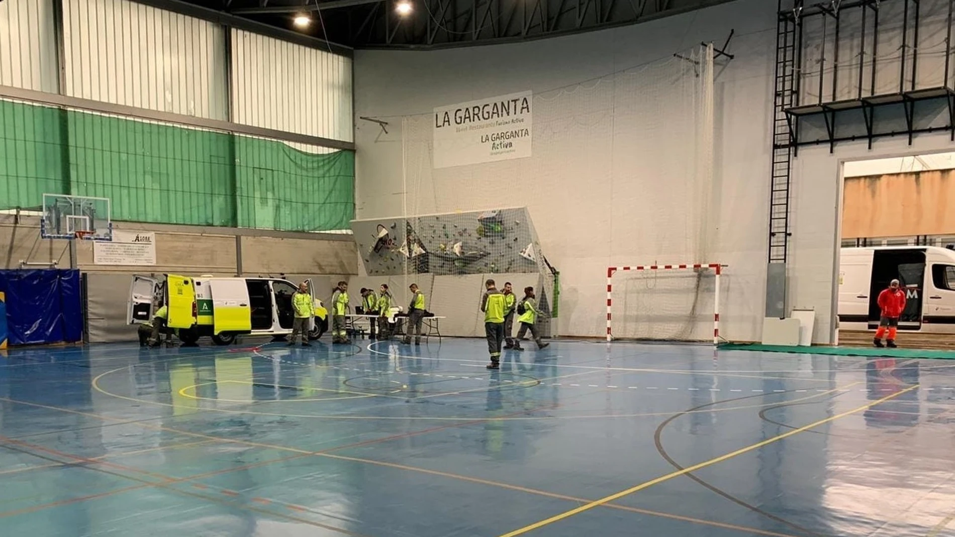 Punto de atención a los afectados por las lluvias en el polideportivo municipal de Álora