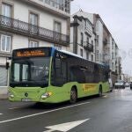 Autobús pasando a la altura de la Plaza de Galicia en Santiago de Compostela