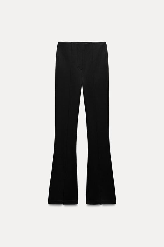 Leggins negros con apertura en el bajo, de Zara (25,95 euros)