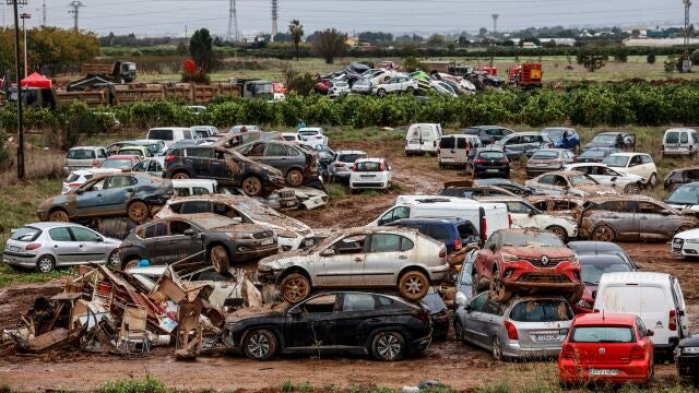 Coches afectados por la DANA amontonados en una parcela