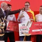 carnero entrega el premio a Teo Rodríguez como ganador del Campeonato Mundial de Tapas celebrado en Valladolid