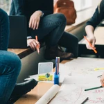 Las ocho señales clave de que alguien tiene una mala opinión de ti, según la psicología