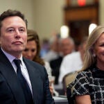 Elon Musk, acompañado de la esposa del líder del presidente de la Cámara de Representantes, Mike Johnson, en Washington