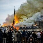 Parisinos y turistas observando el incendio de Notre Dame, en 2019