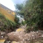 Muro derrumbado en una urbanización de Benalmádena (Málaga)