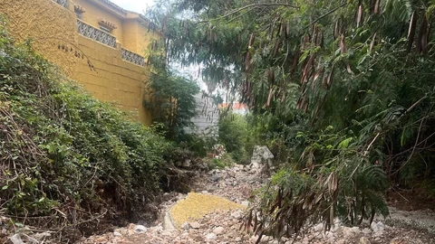 Muro derrumbado en una urbanización de Benalmádena (Málaga)