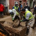 Varias personas limpian el fango de las calles, a 13 de noviembre de 2024, en Paiporta, Valencia, Comunidad Valenciana (España). El pasado 29 de octubre una DANA asoló la provincia de Valencia. 