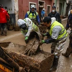 Varias personas limpian el fango de las calles, a 13 de noviembre de 2024, en Paiporta, Valencia, Comunidad Valenciana (España). El pasado 29 de octubre una DANA asoló la provincia de Valencia.
