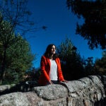 Noelia Barrado, alcaldesa de Soto Del Real, posa el lunes 11 de noviembre en el puente romano medieval del centro del municipio al norte de Madrid. 