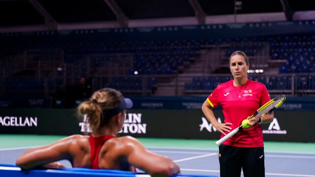 Anabel Medina, la capitana, charla con Paula Badosa en un entrenamiento para la Billie Jean King Cup 2024, en Málaga