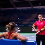 Anabel Medina, la capitana, charla con Paula Badosa en un entrenamiento para la Billie Jean King Cup 2024, en Málaga