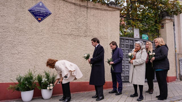 La ciudad de Madrid recuerda desde este miércoles con una placa a Margarita González Mansilla, víctima mortal del atentado cometido por ETA en 1995 contra el expresidente del Gobierno José María Aznar