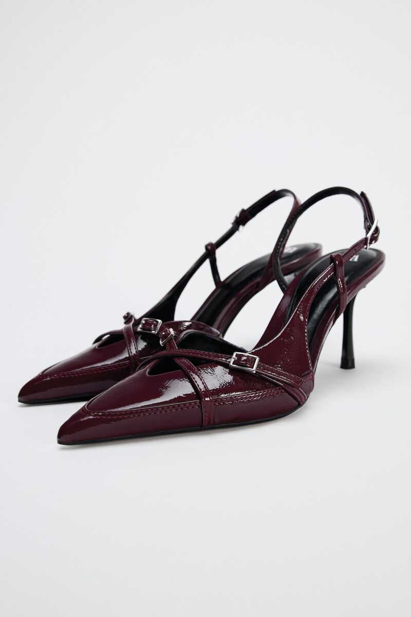 Zapatos de tacón con hebilla decorativa.