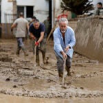 Labores de limpieza en la localidad malagueña de Benamargosa, este jueves, tras las fuertes lluvias