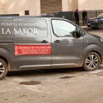 Llegada coche fúnebre a la morgue de la Ciudad de la Justicia en Valencia