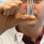 Uno de los científicos con la muestra de olores enviada de un laboratorio a otro.