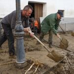 Vecinos de Benamargosa (Málaga) limpian el barro de las calles