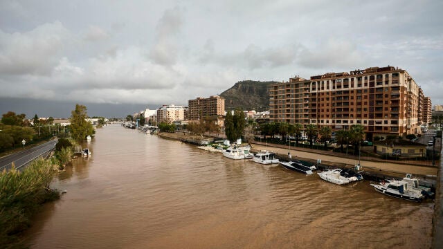 Desembocadura del rio Júcar, este jueves, en Cullera, ciudad que se ha visto afectada por fuertes lluvias esta madrugada aunque sin causar graves incidentes