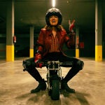 Que la mediadora va siempre como una moto no se trata de ningún eufemismo, ni mucho menos