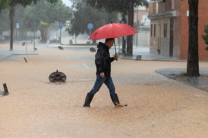 Un hombre camina por una calle en la barriada de Campanillas en Málaga