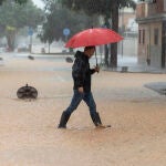 Un hombre camina por una calle en la barriada de Campanillas en Málaga