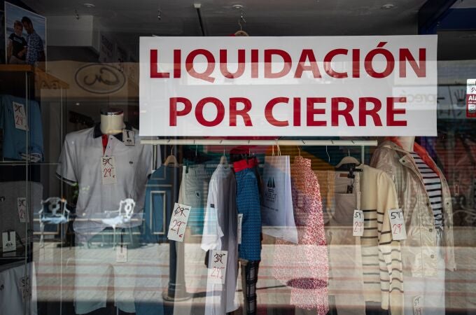 El escaparate de un comercio de ropa anuncia 'liquidación por cierre' en una calle de Palma de Mallorca.