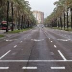 El aviso rojo de fenómenos meteorológicos adversos de AMET, ahora naranja, y las restricciones a la movilidad, han vaciado las calles de la ciudad de Valencia. 