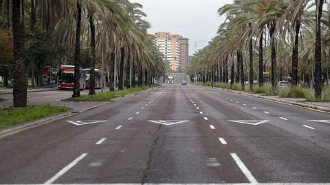 El aviso rojo de fenómenos meteorológicos adversos de AMET, ahora naranja, y las restricciones a la movilidad, han vaciado las calles de la ciudad de Valencia.