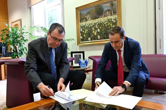 El alcalde de Murcia, José Ballesta, y el presidente de la Federación de Municipios de la Región, Victor Manuel López, firman el Protocolo General de Actuación para la creación de la Red de Ciudades Barrocas