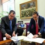 El alcalde de Murcia, José Ballesta, y el presidente de la Federación de Municipios de la Región, Victor Manuel López, firman el Protocolo General de Actuación para la creación de la Red de Ciudades Barrocas