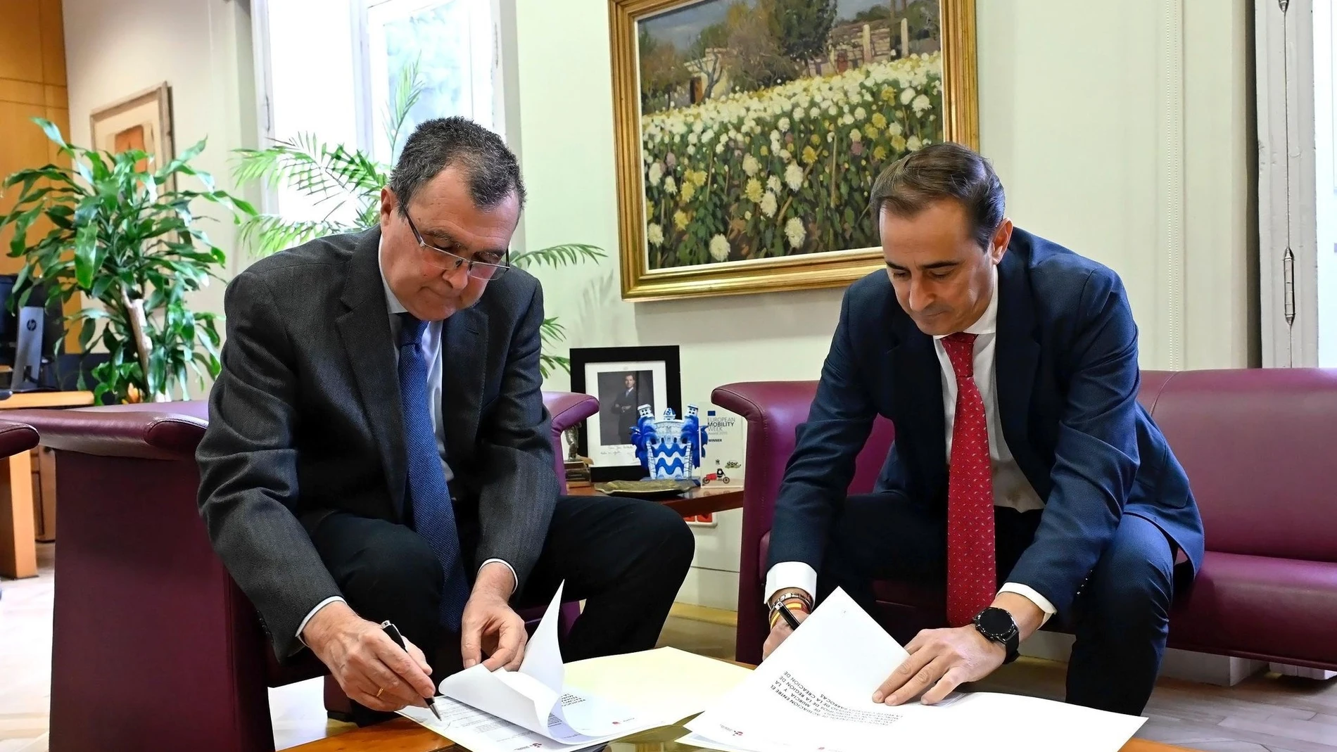 El alcalde de Murcia, José Ballesta, y el presidente de la Federación de Municipios de la Región, Victor Manuel López, firman el Protocolo General de Actuación para la creación de la Red de Ciudades Barrocas