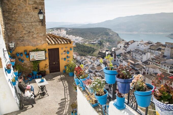 Ni Marbella ni Mojácar, el pueblo rodeado de agua que es uno de los más bonitos de España según National Geographic