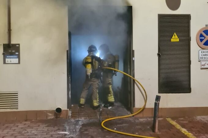 Bomberos del CEIS sofocan un incendio declarado en el cuarto de contenedores de un hotel en San Pedro del Pinatar (Murcia)