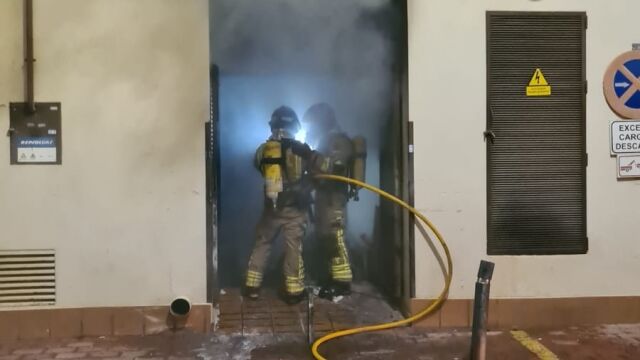 Bomberos del CEIS sofocan un incendio declarado en el cuarto de contenedores de un hotel en San Pedro del Pinatar (Murcia)