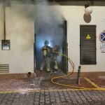 Bomberos del CEIS sofocan un incendio declarado en el cuarto de contenedores de un hotel en San Pedro del Pinatar (Murcia)