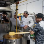 Dani Frías, del restaurante La Ereta de Alicante, en los fogones solidarios de AG Solidaria con los cocineros llegados de Andalucía