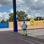 Efectivos del Summa en el patio del colegio