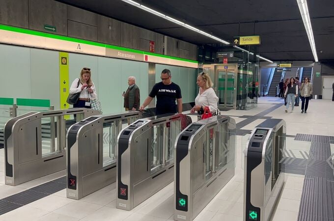 Viajeros en el metro de Málaga