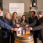 Bodegas Protos nombra nuevos miembros de 'El Reino de las Letras' a María Dueñas, Carmen Mola y Alice Kellen: En la imagen brindan junto a Edmundo Bayón, presidente de Bodegas Protos