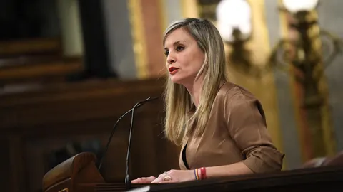 La nueva portavoz de Sumar en el Congreso se estrena en el cargo y exige que Feijóo fuerce la dimisión de Mazón