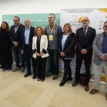 Foto de familia dl presidente del Consejo Comarcal del Bierzo, Olegario Ramón, y del director de la Mesa del Castaño, Pablo Linares, con varios participantes en las jornadas de Biocastanea