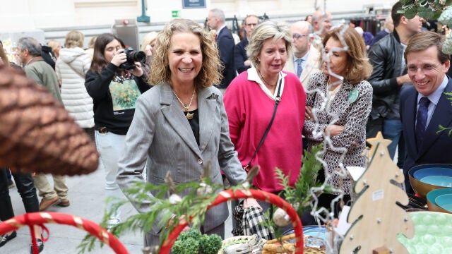 La Infanta Elena en el Rastrillo de Navidad Nuevo Futuro.